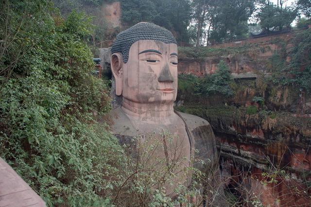樂山大佛為何以屹立千年？又為何既不雙手合十也不打坐呢？