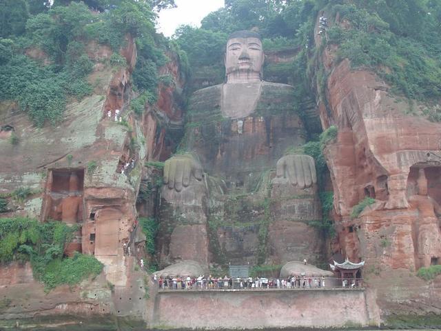樂山大佛為何以屹立千年？又為何既不雙手合十也不打坐呢？